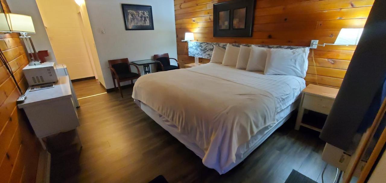 Pines Motel Sicamous Exteriér fotografie